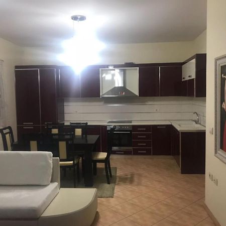Lovely 2 Bedroom Apartment Tirana Bagian luar foto