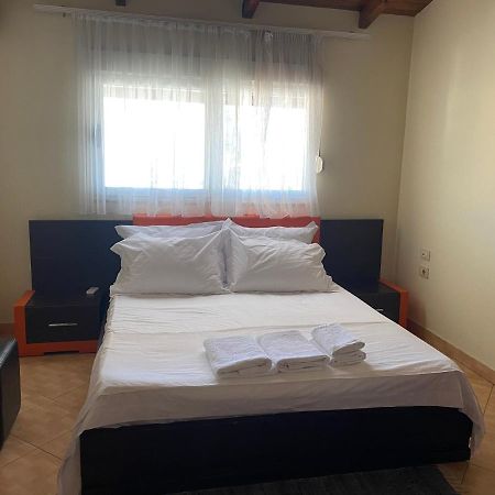 Lovely 2 Bedroom Apartment Tirana Bagian luar foto