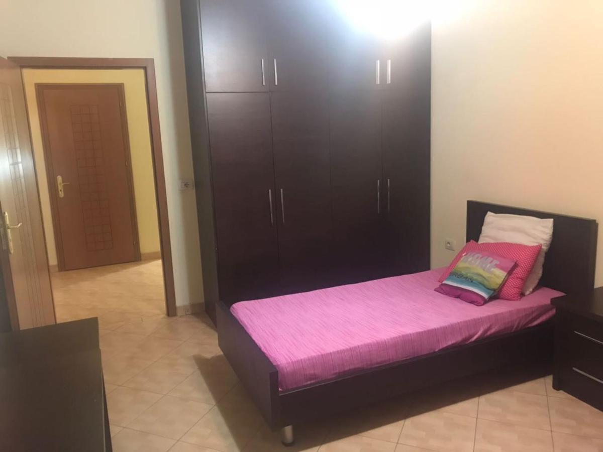 Lovely 2 Bedroom Apartment Tirana Bagian luar foto