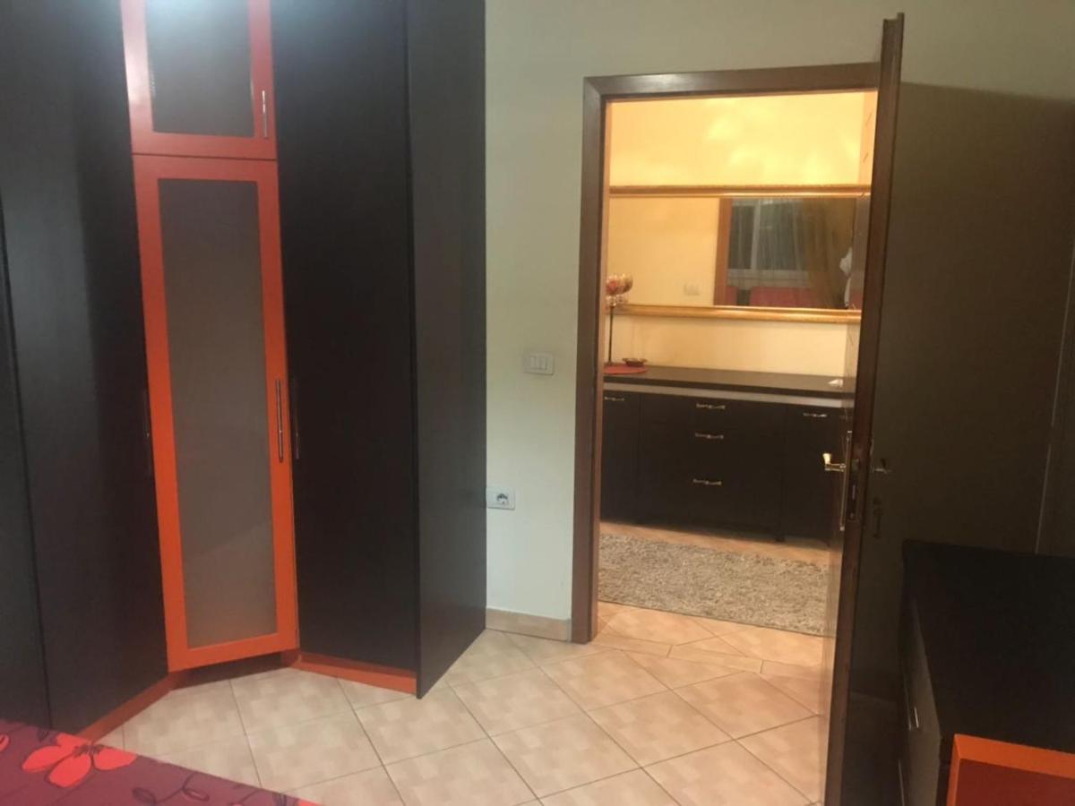 Lovely 2 Bedroom Apartment Tirana Bagian luar foto
