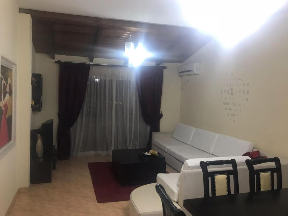 Lovely 2 Bedroom Apartment Tirana Bagian luar foto