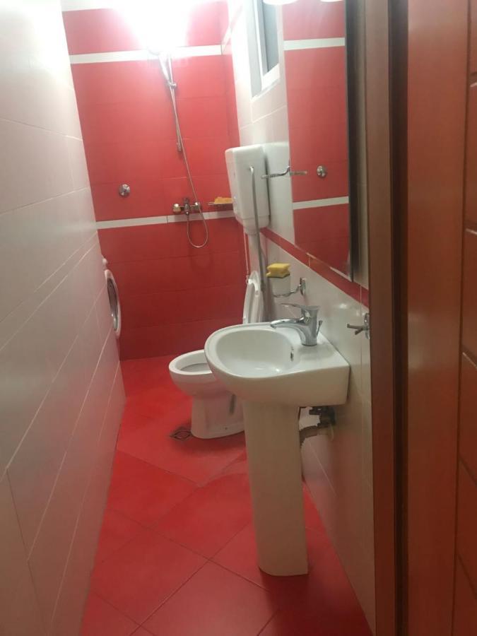 Lovely 2 Bedroom Apartment Tirana Bagian luar foto