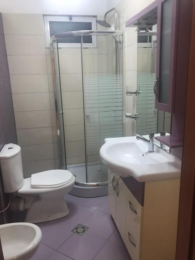 Lovely 2 Bedroom Apartment Tirana Bagian luar foto