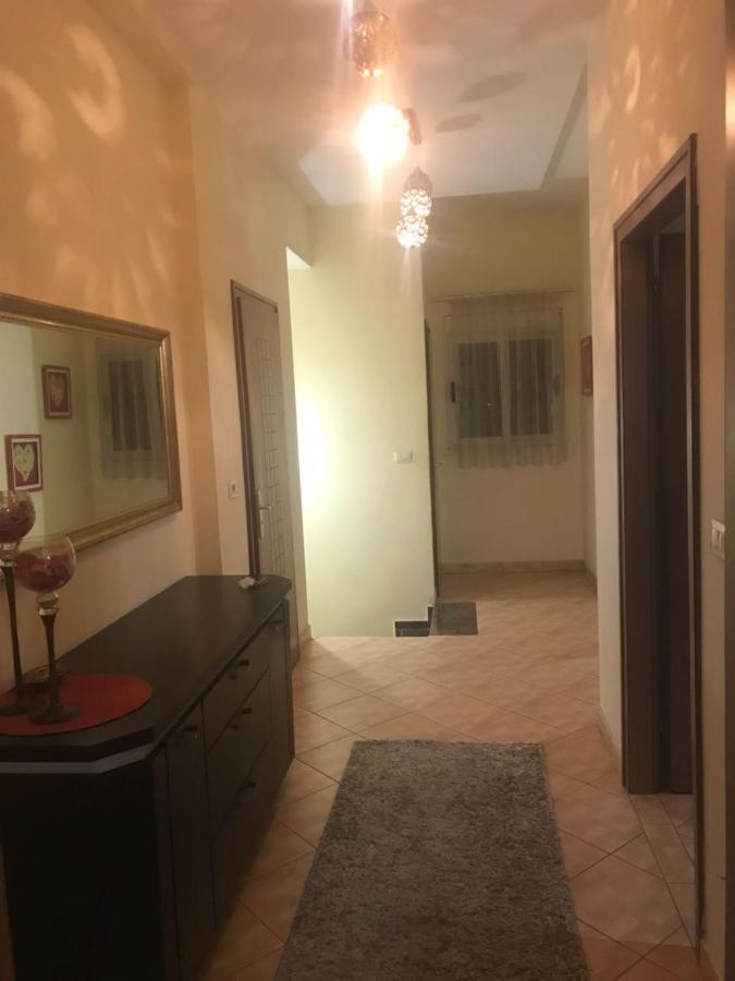 Lovely 2 Bedroom Apartment Tirana Bagian luar foto