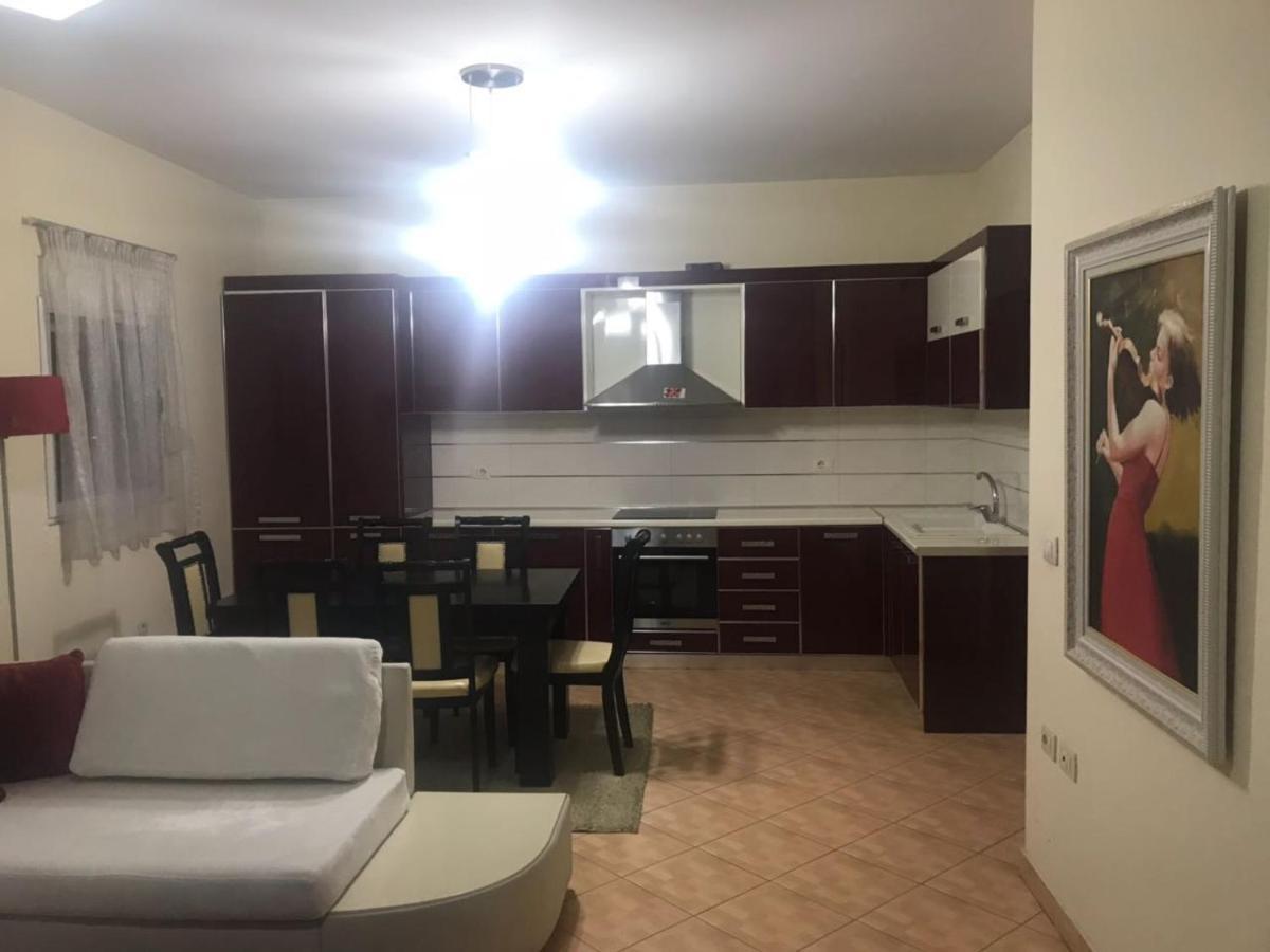 Lovely 2 Bedroom Apartment Tirana Bagian luar foto