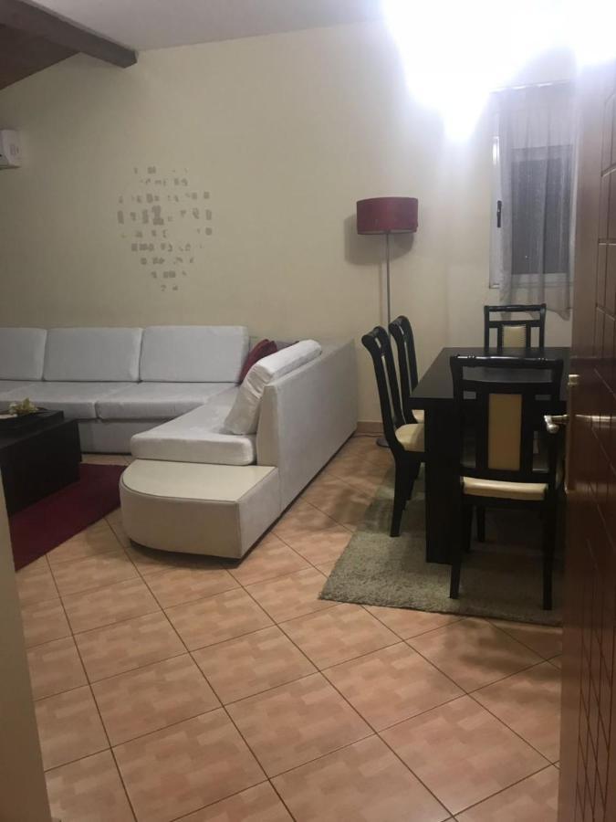 Lovely 2 Bedroom Apartment Tirana Bagian luar foto
