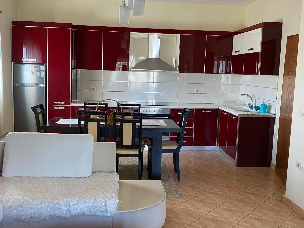 Lovely 2 Bedroom Apartment Tirana Bagian luar foto